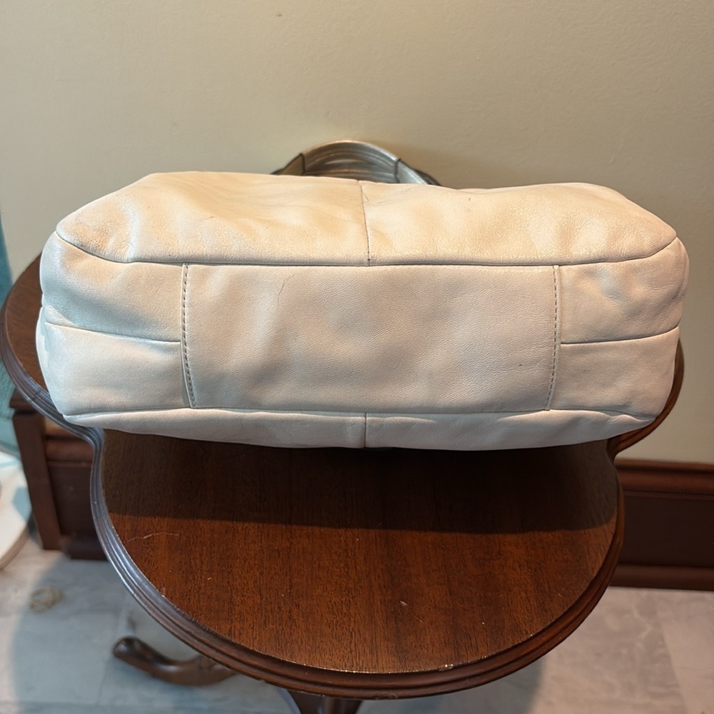 Coach Soho shoulder bag leather cream/Gold metallic trim 3 compartment F17219 - Picture 9 of 17